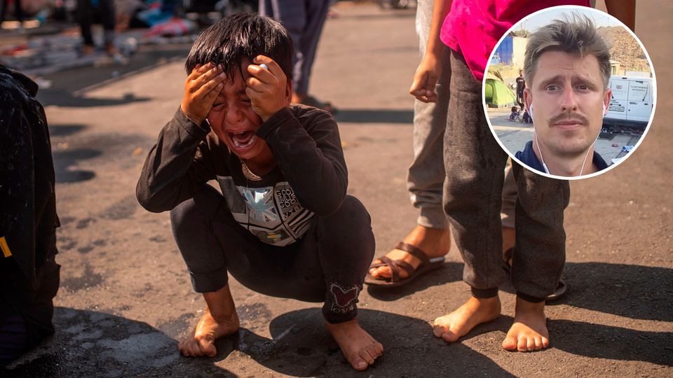 Ein Junge reibt sich die Augen nach dem Einsatz von Tränengas auf Lesbos. Ein Junge reibt sich die Augen nach dem Einsatz von Tränengas auf Lesbos.