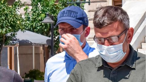 Harry Maguire verlässt mit Mundschutz ein Gericht auf Mykonos