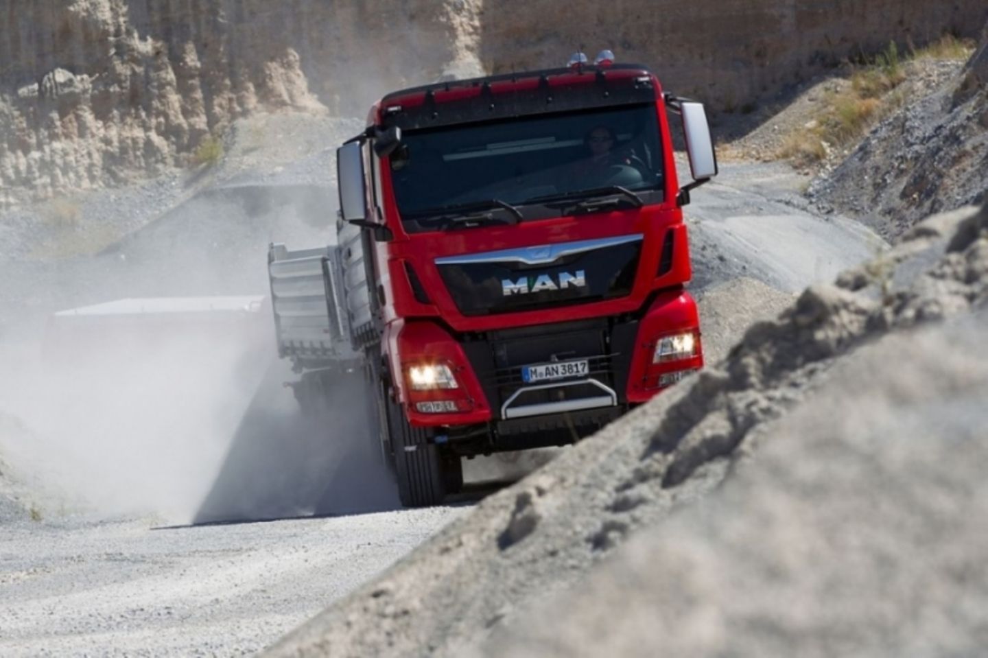 Bei einem derart schweren Vehikel wie einem Lkw kann jeder Fehler verheerende Folgen haben Bei einem derart schweren Vehikel wie einem Lkw kann jeder Fehler verheerende Folgen haben