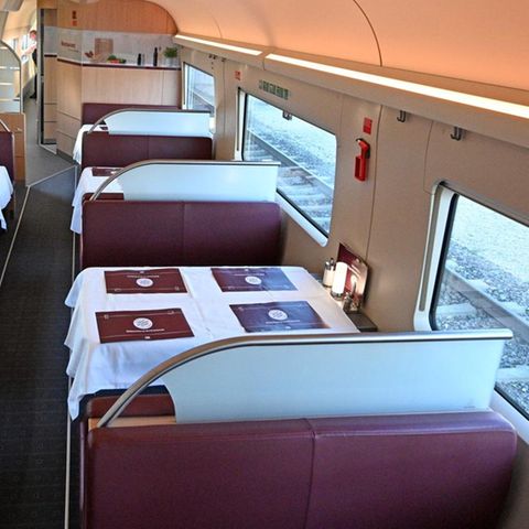 Leere Sitze im Bordrestaurant des ICE 602 von München nach Hamburg