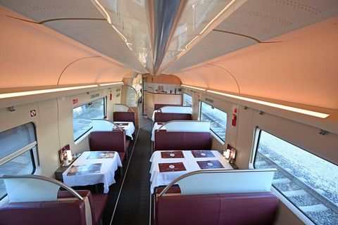 Leere Sitze im Bordrestaurant des ICE 602 von München nach Hamburg