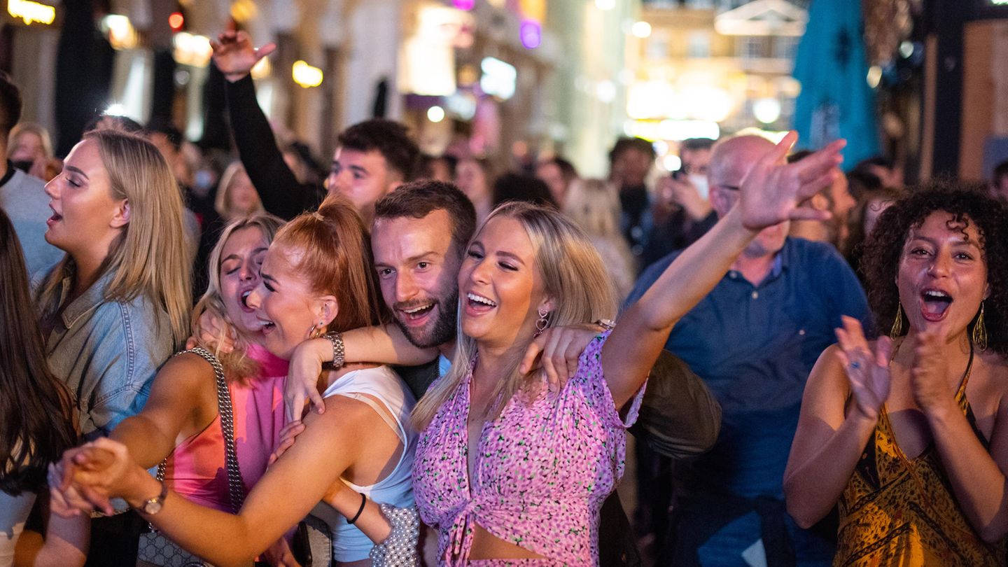 Masken und Abstand - war da was? Viele junge Briten nutzten das Wochenende zum ausgiebigen Feiern.