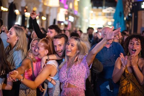 Masken und Abstand - war da was? Viele junge Briten nutzten das Wochenende zum ausgiebigen Feiern.