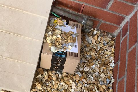 Gut gemeint: Amazon-Bote versteckt Paket – das Ergebnis wird zur Lachnummer im Netz