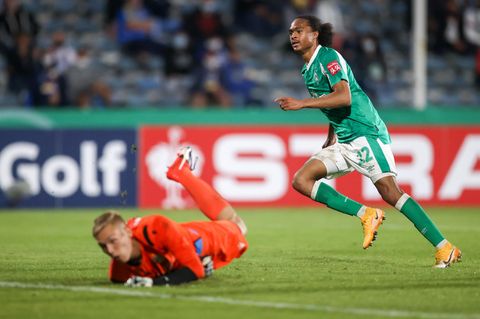 DFB-Pokal: Tahith Chong dreht nach dem 2:0 gegen Carl-Zeiss Jena jubelnd ab