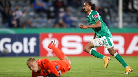 DFB-Pokal: Tahith Chong dreht nach dem 2:0 gegen Carl-Zeiss Jena jubelnd ab