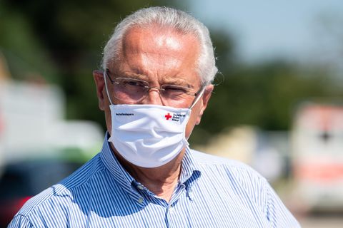 Joachim Herrmann (CSU), Innenminister von Bayern, trägt Mundschutz