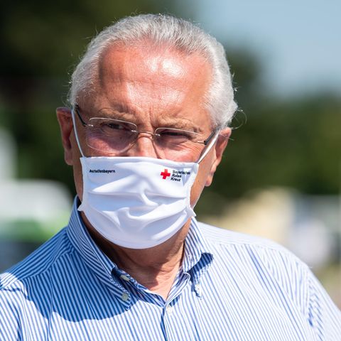Joachim Herrmann (CSU), Innenminister von Bayern, trägt Mundschutz