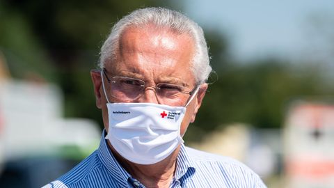 Joachim Herrmann (CSU), Innenminister von Bayern, trägt Mundschutz