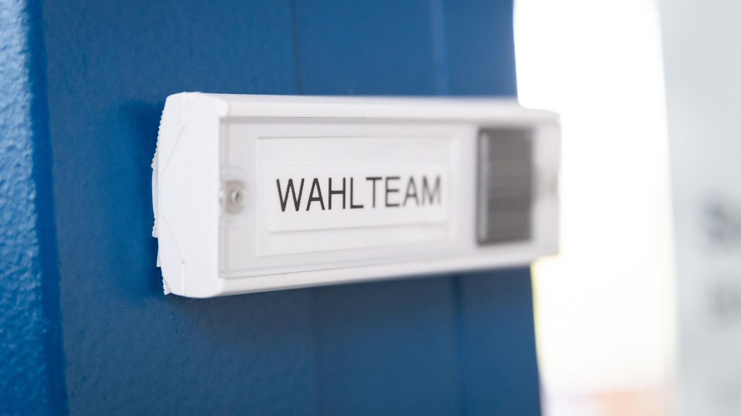 Nachrichten aus Deutschland: Klingelschild mit der Aufschrift "Wahlteam"