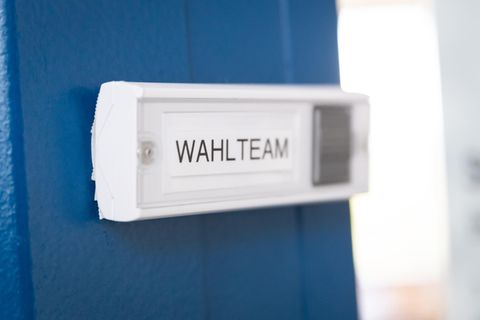 Nachrichten aus Deutschland: Klingelschild mit der Aufschrift "Wahlteam"