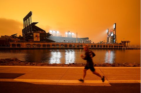 Ein Mann joggt entlang der McCovey Cove vor dem Oracle Park Stadion in San Francisco