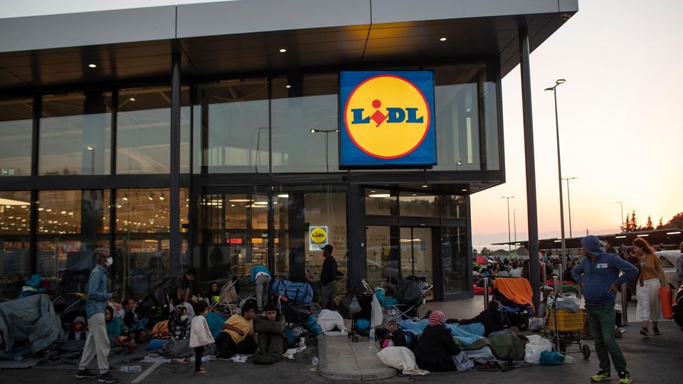 Lidl auf Lesbos Flüchtling kampieren vor einem Lidl auf Lesbos