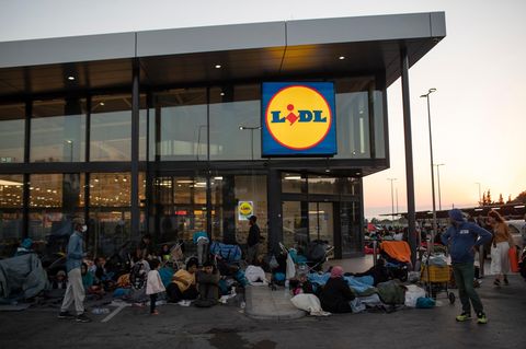 Flüchtling kampieren vor einem Lidl auf Lesbos