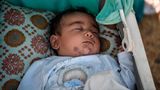 Baby schläft in einem Kinderwagen im Lager Kara Tepe