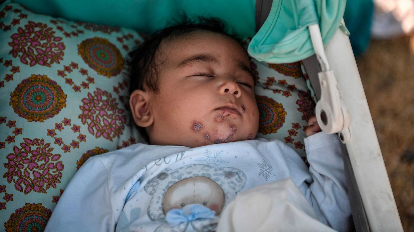 Baby schläft in einem Kinderwagen im Lager Kara Tepe