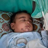 Baby schläft in einem Kinderwagen im Lager Kara Tepe
