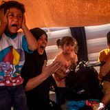 Eine Mutter und ihre Kinder schreien während des Tränengaseinsatzes der Polizei gegen Demonstranten in Mytilene