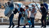 Familie zieht aus dem abgebrannten Lager Moria samt ihres Besitzes in ein temporäres Camp um