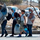 Familie zieht aus dem abgebrannten Lager Moria samt ihres Besitzes in ein temporäres Camp um