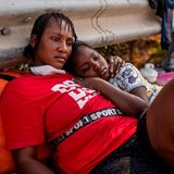 Eine aus dem Kongo geflüchtete Frau und ihre Tochter beim Versuch, einen Moment der Ruhe zu finden