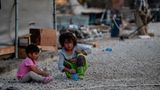 Kinder spielen im vom Brand zerstörten Camp Moria