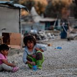 Kinder spielen im vom Brand zerstörten Camp Moria