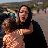 Nach dem Tränengaseinsatz der Polizei flieht diese Frau mit ihrer Tochter