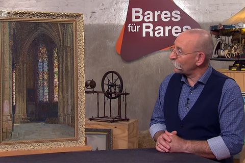 Bares für Rares: Horst Lichter steht neben dem Gemälde