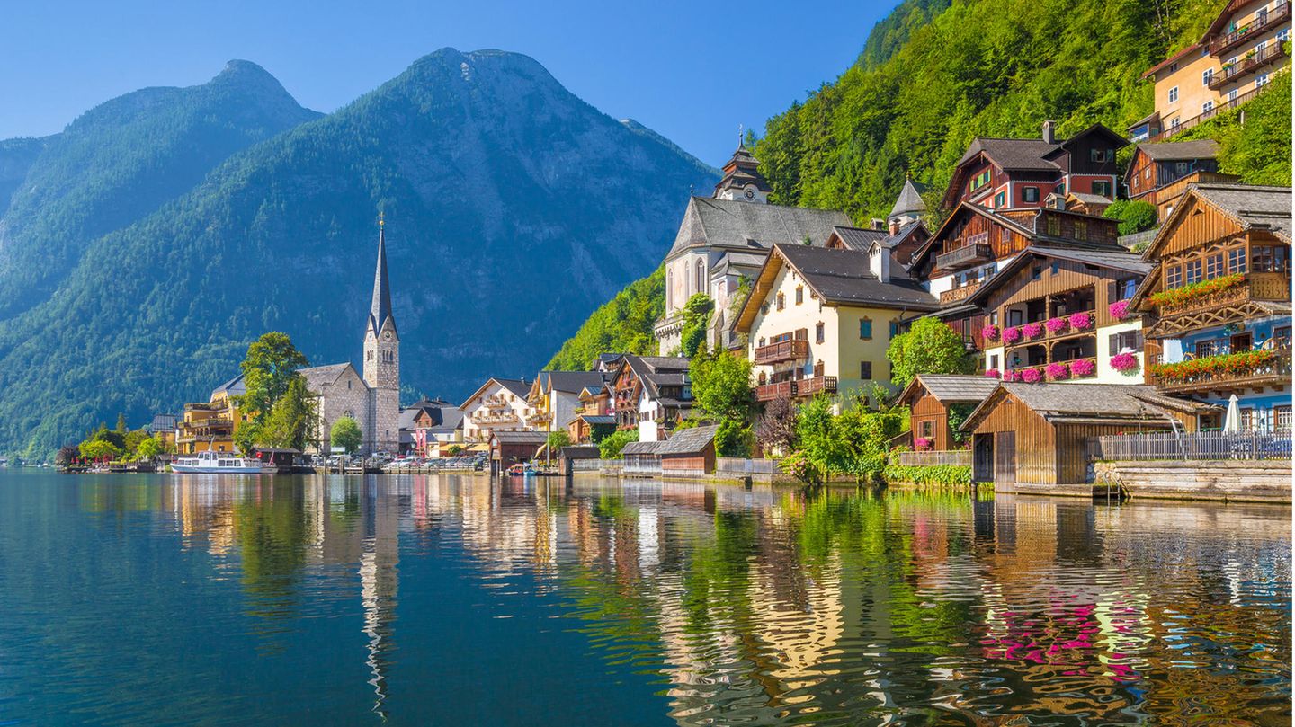 Österreich:  In der Alpenrepublik sind die Zahlen der Neuinfektionen jüngst dramatisch gestiegen. Deshalb gilt seit Montag landesweit in Geschäften wieder eine Maskenpflicht. Auch für Veranstaltungen außen und innen wurden die Bedingungen deutlich verschärft. Die Regeln für die Ein- und Durchreise aus Deutschland sind von den neuen Maßnahmen nicht betroffen. Sie ist problemlos möglich.  Nur wer in den zehn Tagen davor in einer in Österreich als Corona-Risikogebiet geltenden Region war, muss für die Einreise mit Aufenthalt einen negativen PCR-Test nachweisen oder in Quarantäne. An den Grenzen zu Ungarn, Slowenien und Italien wird stichprobenartig kontrolliert.
