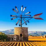 Spanien: Nach wie vor zählt Spanien zum Risikogebiet. Doch auf der bei vielen Deutschen besonders beliebten Urlaubsinsel Mallorca hoffen Hoteliers, Reiseveranstalter und Gastwirte auf die baldige Rückkehr der Touristen. Obwohl es derzeit kaum Urlauber auf "Malle" gibt, waren nach Angaben der Branche zuletzt 230 Hotels weiter in Betrieb. Immerhin rund 28 Prozent des Gesamtbestands.  Am Wochenende musste die Insel jedoch einen herben Rückschlag hinnehmen: Infektionszahlen, die auf Mallorca zunächst Hoffnungen auf eine Rückkehr der Touristen aus Deutschland wecken ließen, erwiesen sich als falsch. Schuld war angeblich eine "Informatik-Panne", wegen der seit Tagen für die Balearen niedrige Infektionszahlen gemeldet worden waren. Auch die Kanarischen Inseln, die von Berlin als letzte Region Spaniens auf die "schwarze Liste" der Gebiete mit Reisewarnung gesetzt worden waren, kämpfen noch mit Zahlen zwischen 80 und 90 Infektionen.