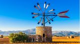 Spanien: Nach wie vor zählt Spanien zum Risikogebiet. Doch auf der bei vielen Deutschen besonders beliebten Urlaubsinsel Mallorca hoffen Hoteliers, Reiseveranstalter und Gastwirte auf die baldige Rückkehr der Touristen. Obwohl es derzeit kaum Urlauber auf "Malle" gibt, waren nach Angaben der Branche zuletzt 230 Hotels weiter in Betrieb. Immerhin rund 28 Prozent des Gesamtbestands.  Am Wochenende musste die Insel jedoch einen herben Rückschlag hinnehmen: Infektionszahlen, die auf Mallorca zunächst Hoffnungen auf eine Rückkehr der Touristen aus Deutschland wecken ließen, erwiesen sich als falsch. Schuld war angeblich eine "Informatik-Panne", wegen der seit Tagen für die Balearen niedrige Infektionszahlen gemeldet worden waren. Auch die Kanarischen Inseln, die von Berlin als letzte Region Spaniens auf die "schwarze Liste" der Gebiete mit Reisewarnung gesetzt worden waren, kämpfen noch mit Zahlen zwischen 80 und 90 Infektionen.