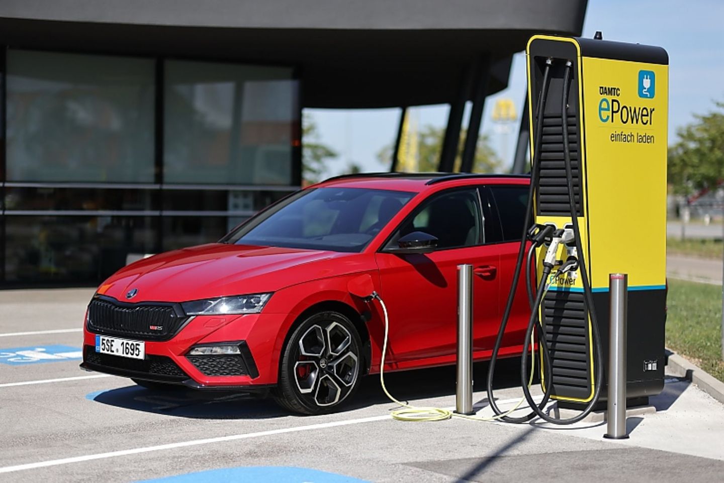 An einer 3,6 kW Wallbox ist die Batterie nach drei Stunden und 33 Minuten gefüllt