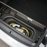 Im Fach unter dem Kofferraumboden werden die Lade-Utensilien verstaut