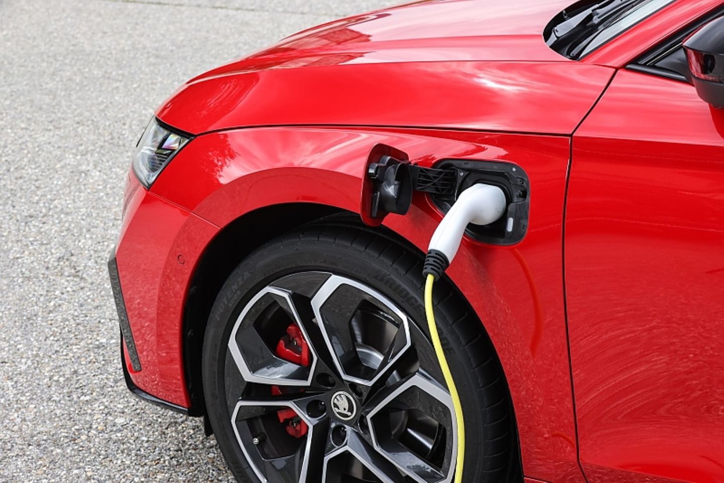 An einer 230 Volt Steckdose dauert es fünf Stunden, bis die Akkus voll sind,