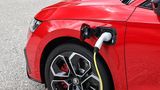 An einer 230 Volt Steckdose dauert es fünf Stunden, bis die Akkus voll sind,