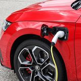 An einer 230 Volt Steckdose dauert es fünf Stunden, bis die Akkus voll sind,