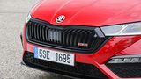 Der schwarze Kühlergrill signalisiert die Sport-Version
