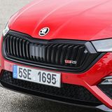 Der schwarze Kühlergrill signalisiert die Sport-Version