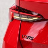 Der intelligente adaptive Tempomat holt sich Daten aus dem Navigationssystem und arbeitet mit dem Radarsystem zusammen