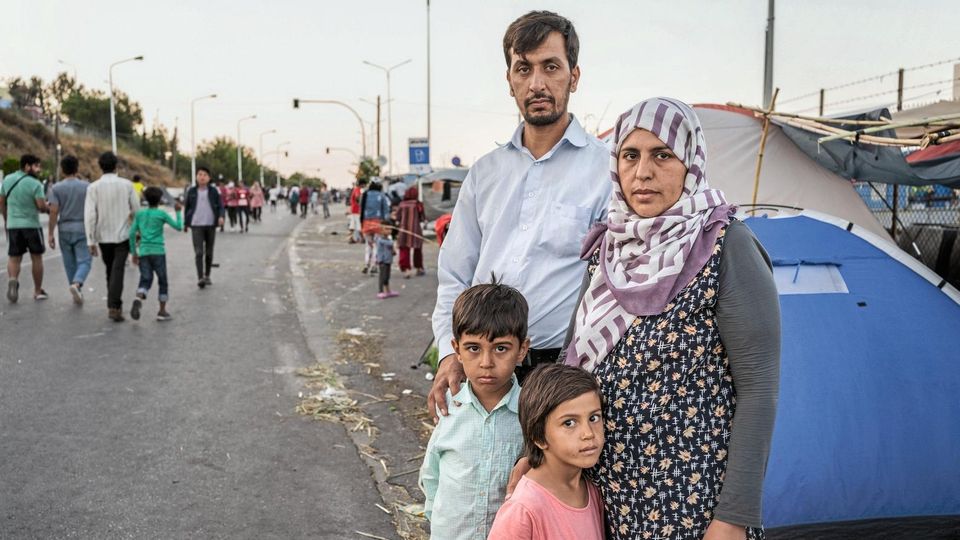 13 .September 2020 MORIA, Olive Grove, LESBOS, GRIECHENLAND, Europa: Familie Shekib vor ihrem Zelt - Ahmad Shekib, 34, Unternehmer aus Afghanistan, und seine Frau Shokria, 32, Allgemein Aerztin, Tochter Mersana Habibi, 4, und Sohn Mustafa Habibi, 5, leb... Ahmad Shakib mit seiner Frau Shukria und den Kindern Mirsana und Mustafa