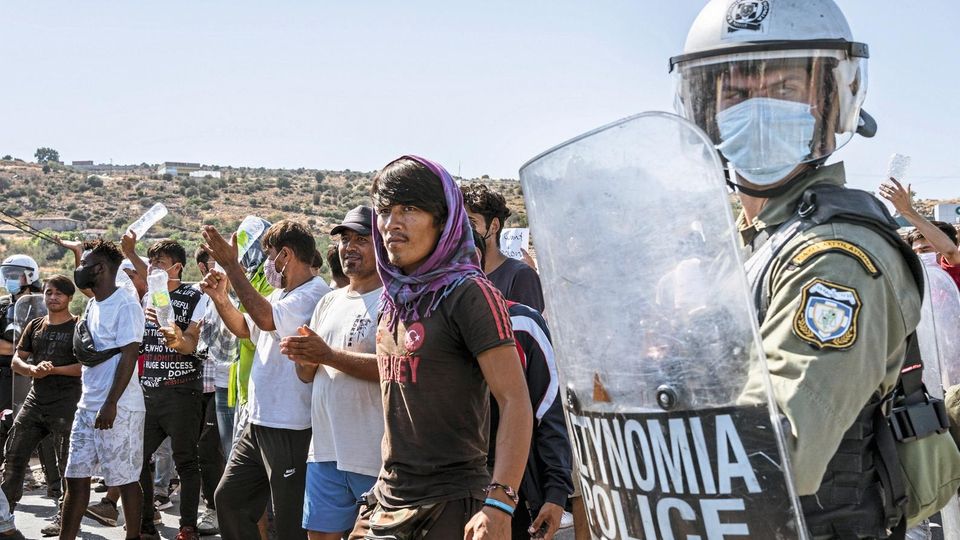 11 .September 2020 MORIA, Olive Grove, LESBOS, GRIECHENLAND, Europa: Griechenland antwortet auf die Fluechtlingskatastrophe nur mit der Polizeiaufmarsch. Erste Protest der Gefluechteten gegen die unzumutbaren Zustaende. Nach dem grossen ersten Feuer ver... Die Polizei hält Flüchtlinge auf
Lesbos in Schach