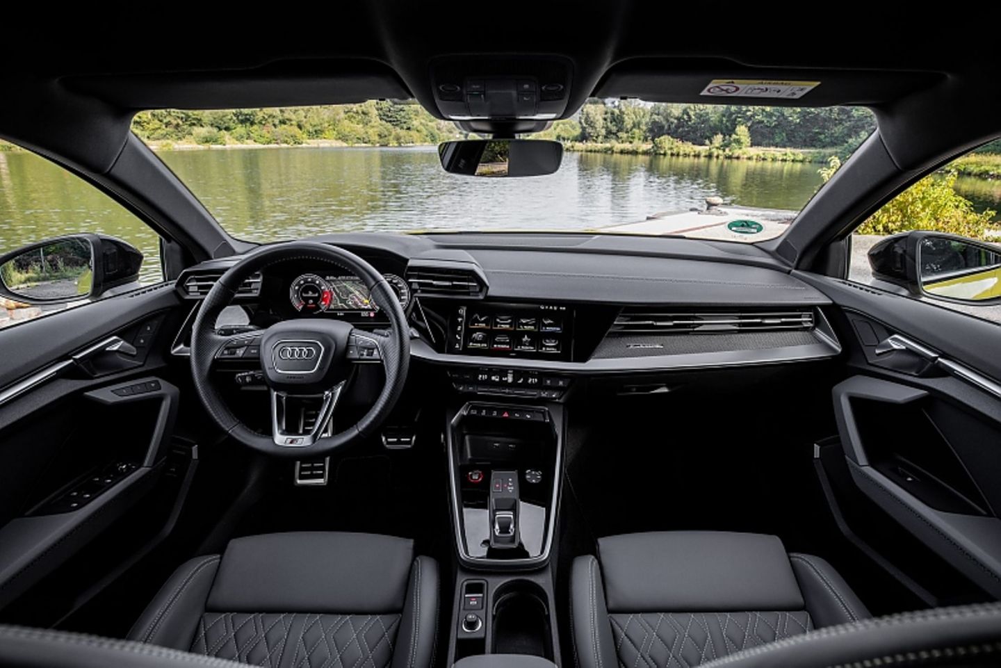 Chices und solide verarbeitetes Cockpit