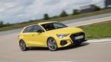 Der Audi S3 Sportback TFSI hat keine explizite Wankstabilisierung. Diese Aufgabe erledigen die variablen Dämpfer.