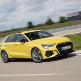 Der Audi S3 Sportback TFSI hat keine explizite Wankstabilisierung. Diese Aufgabe erledigen die variablen Dämpfer.