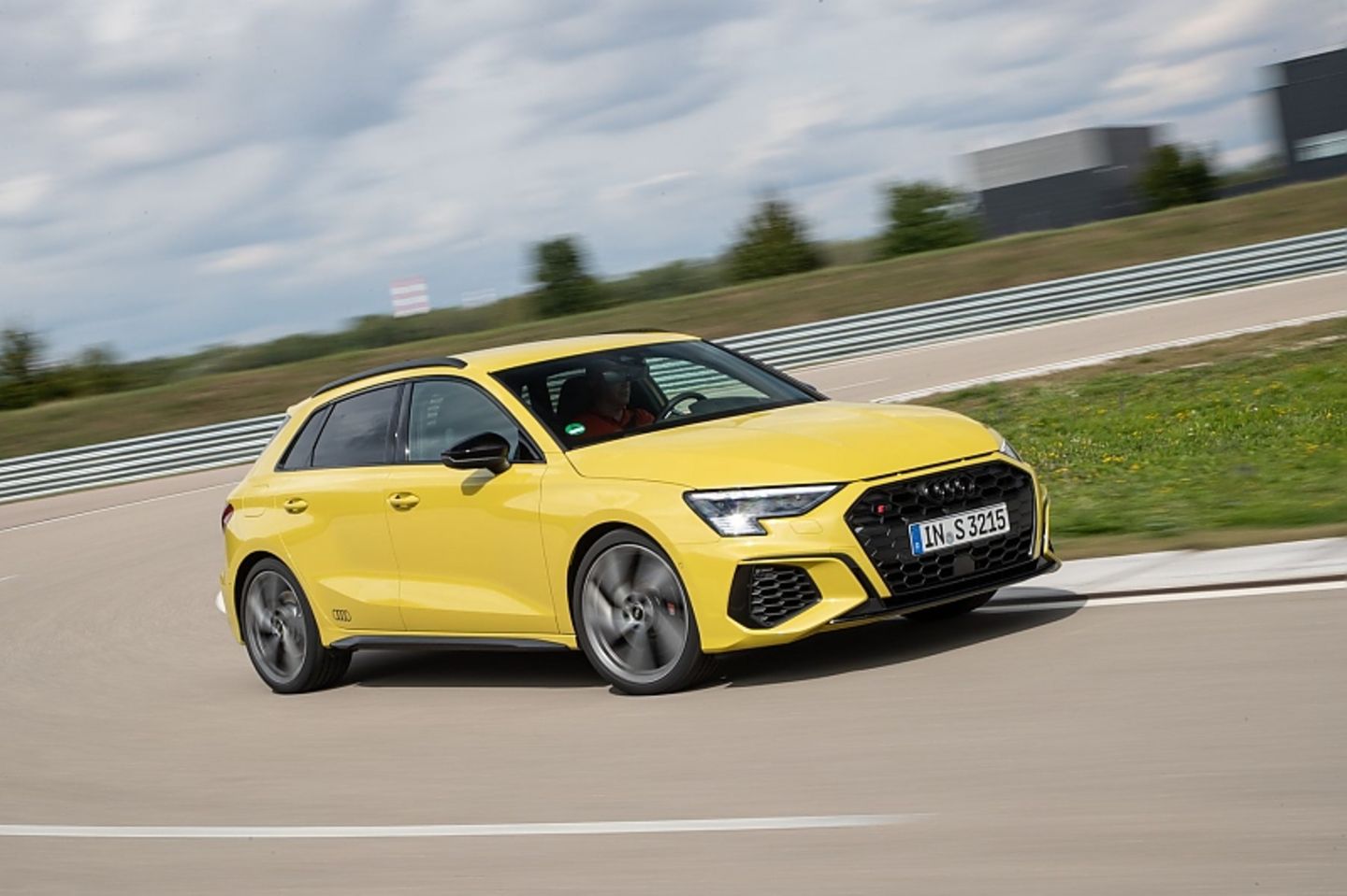 Der Audi S3 Sportback TFSI hat keine explizite Wankstabilisierung. Diese Aufgabe erledigen die variablen Dämpfer.