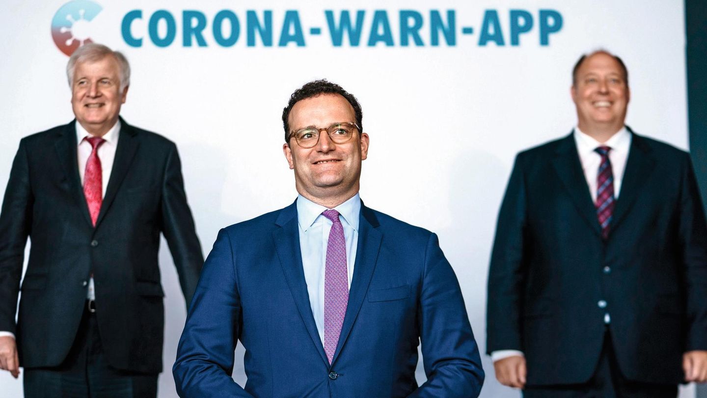Mandatory Credit: Photo by CLEMENS BILAN/POOL/EPA-EFE/Shutterstock (10681203v)German Health Minister Jens Spahn (C) German Minister of Interior, Construction and Homeland Horst Seehofer (L) and German Chancellery Minister Helge Braun (R) pose during a... Horst Seehofer, Jens Spahn und Helge Braun
