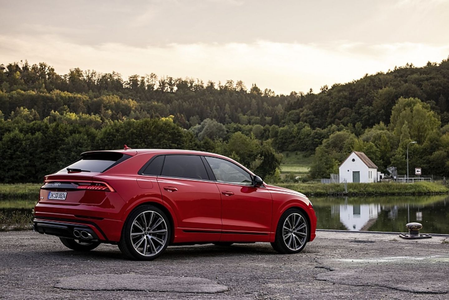 Der Audi SQ8 TFSI steht im Herbst beim Händler