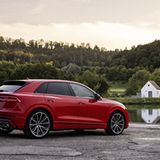 Der Audi SQ8 TFSI steht im Herbst beim Händler