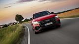 Der V8-Motor brabbelt schon im Stand sonor